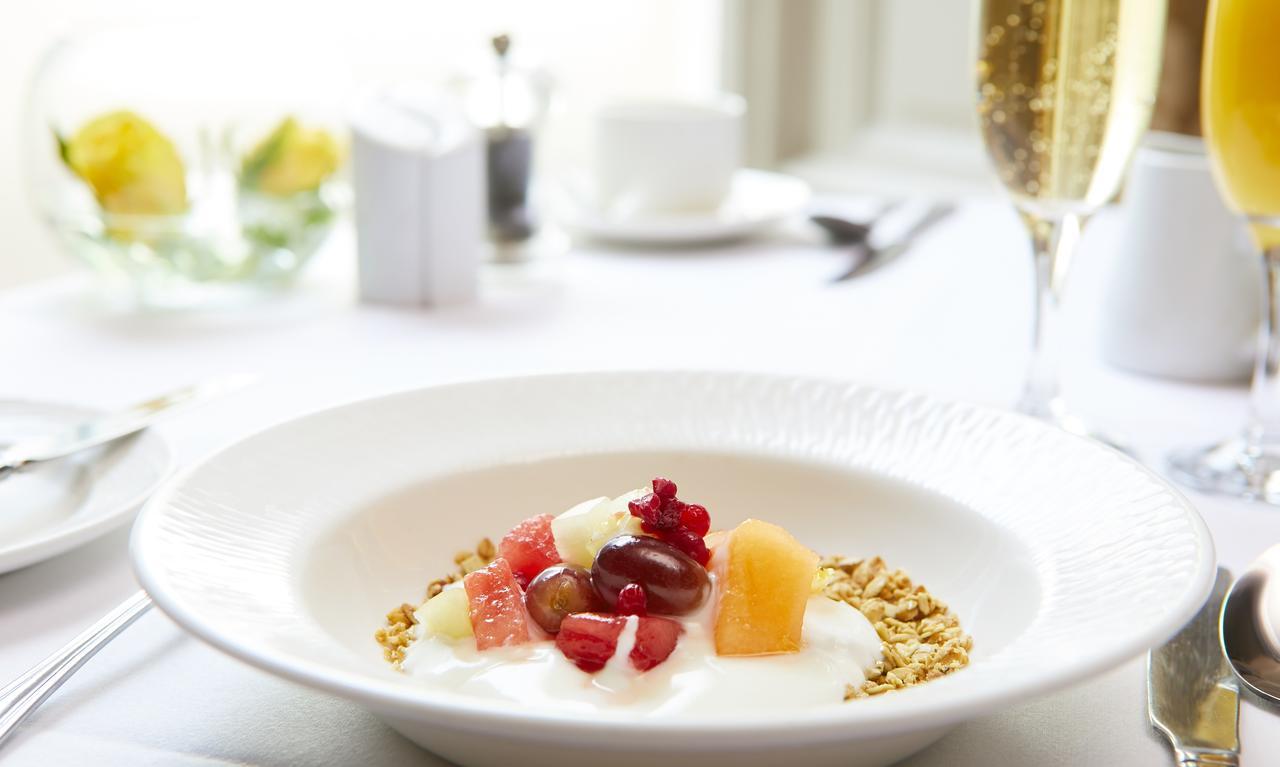 Palm Court Hotel Скарбъро Екстериор снимка