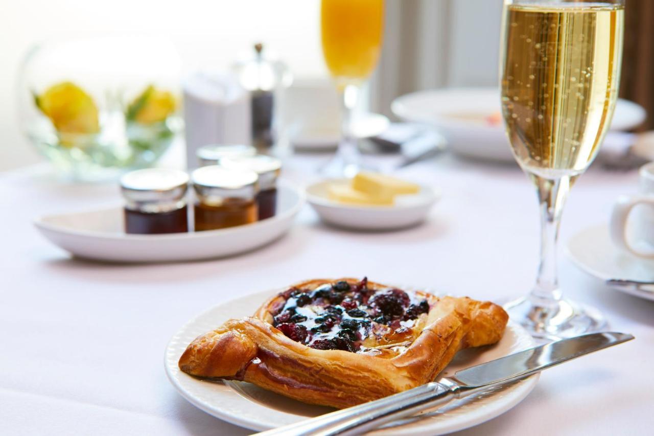 Palm Court Hotel Скарбъро Екстериор снимка